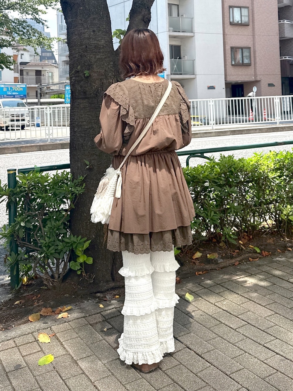 ブラウン系のワンピース、ベージュ系のショルダーバッグ、ホワイト系のその他パンツを着用したレディースの夏コーディネートの3枚目の写真