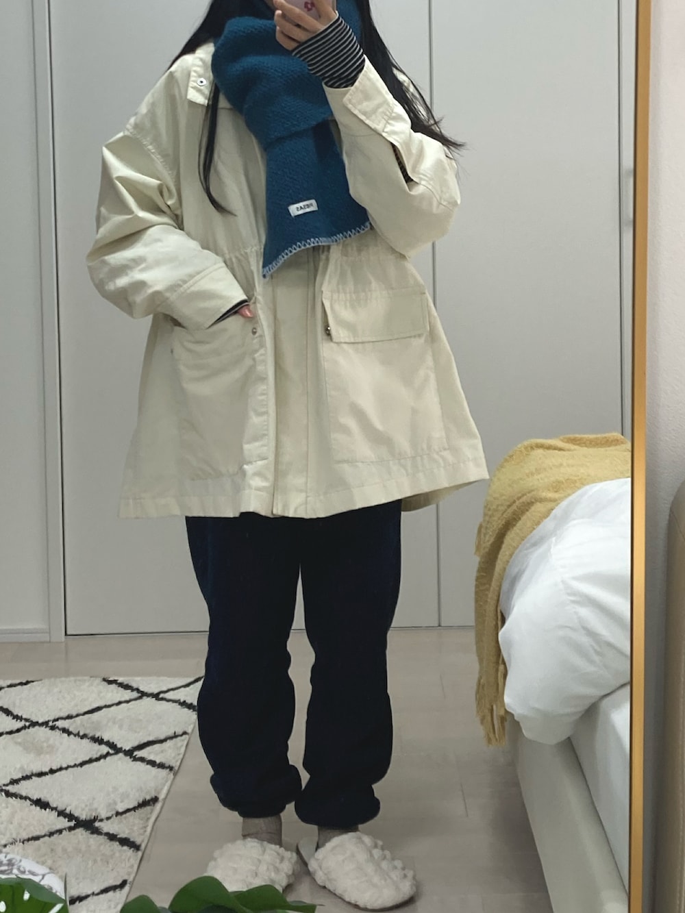グレー系のベスト、ブラック系のTシャツ/カットソー、ブルー系のスウェットパンツを着用したレディースの春コーディネートの2枚目の写真