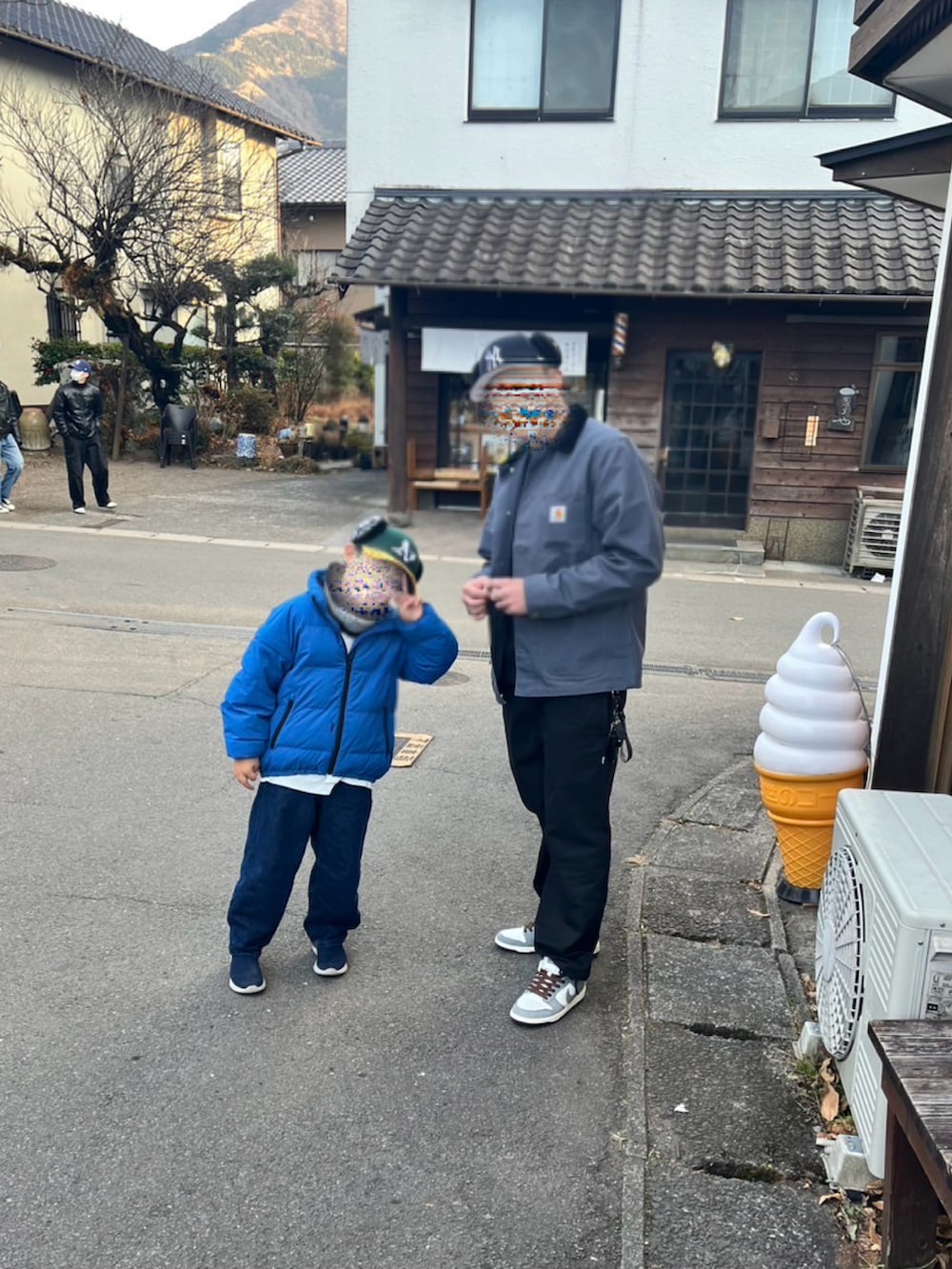 「お出かけコーデ、休日スタイル、休日コーデ、ナイキ、NIKE、ナイキスニーカー、nike sb、カーハート、デイッキーズ」｜「Dickiesのアイテム（チノパンツ、ブラック系）」を使った、Reluxさん（メンズ・176cm）の冬コーディネートの2枚目の写真