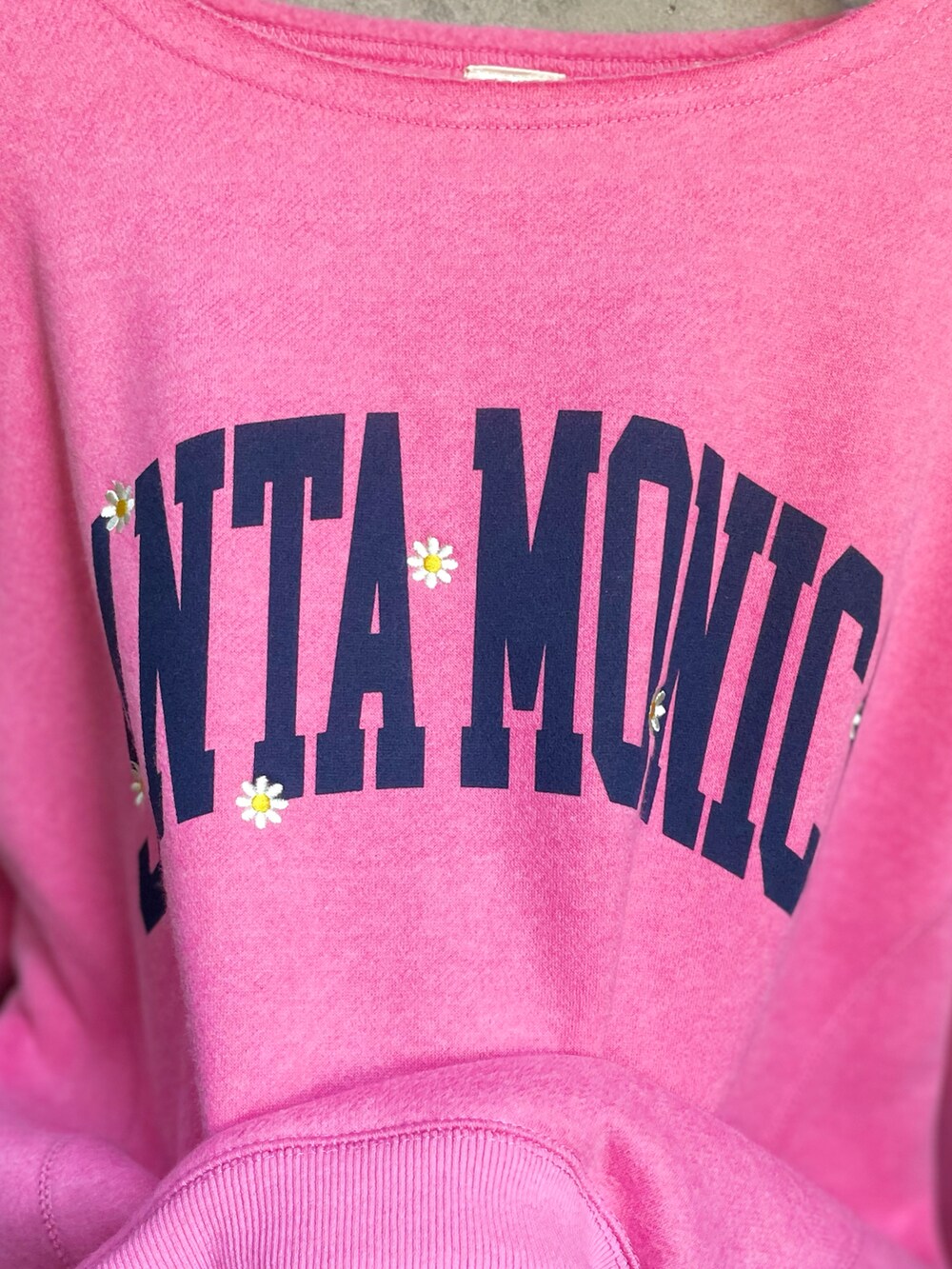 ピンク系のスウェット、ゴールド系のスニーカーを着用したレディースの冬コーディネートの5枚目の写真