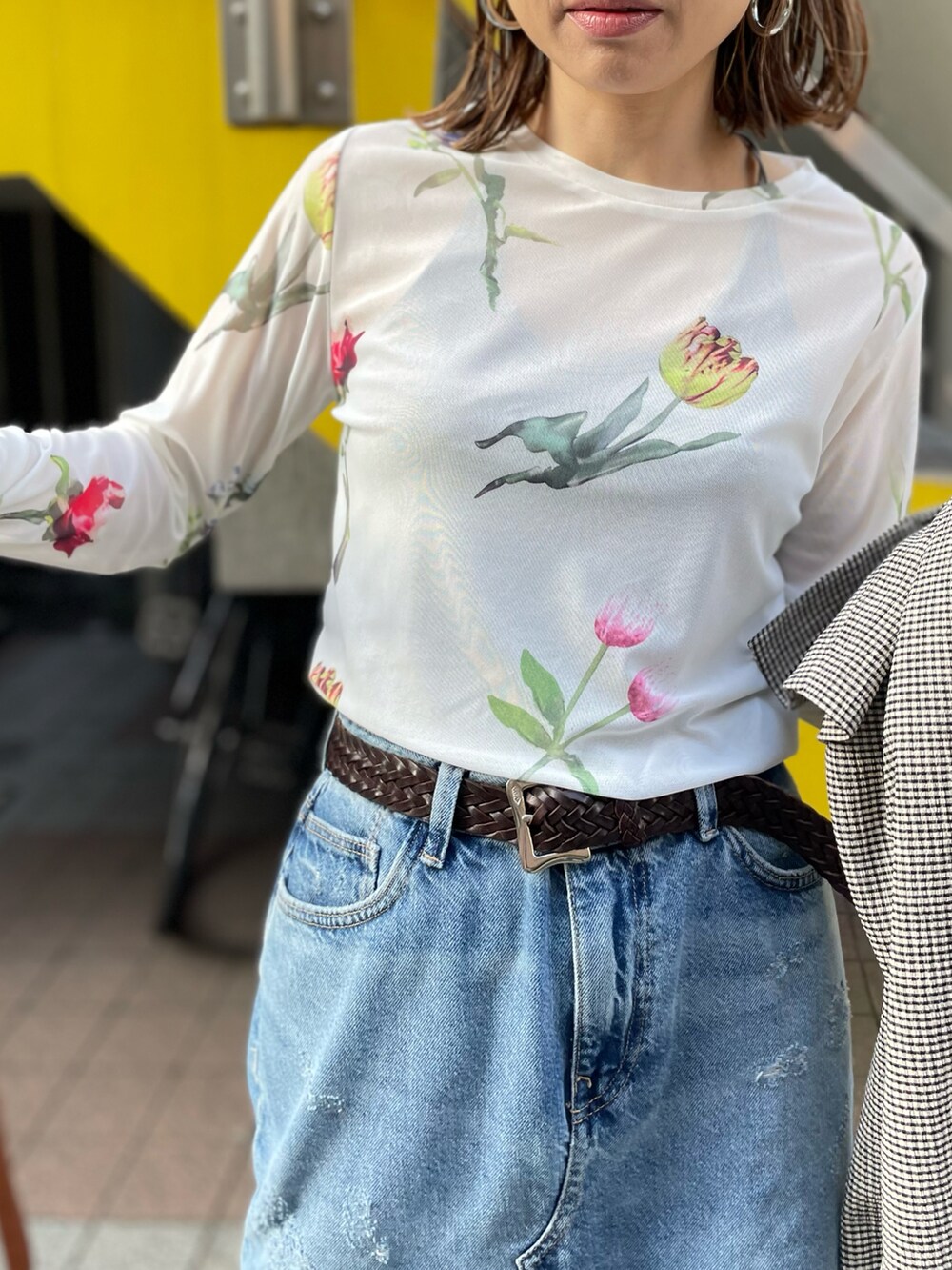 ホワイト系のTシャツ/カットソー、ホワイト系のテーラードジャケット、ブルー系のデニムスカートを着用したレディースの夏コーディネートの3枚目の写真