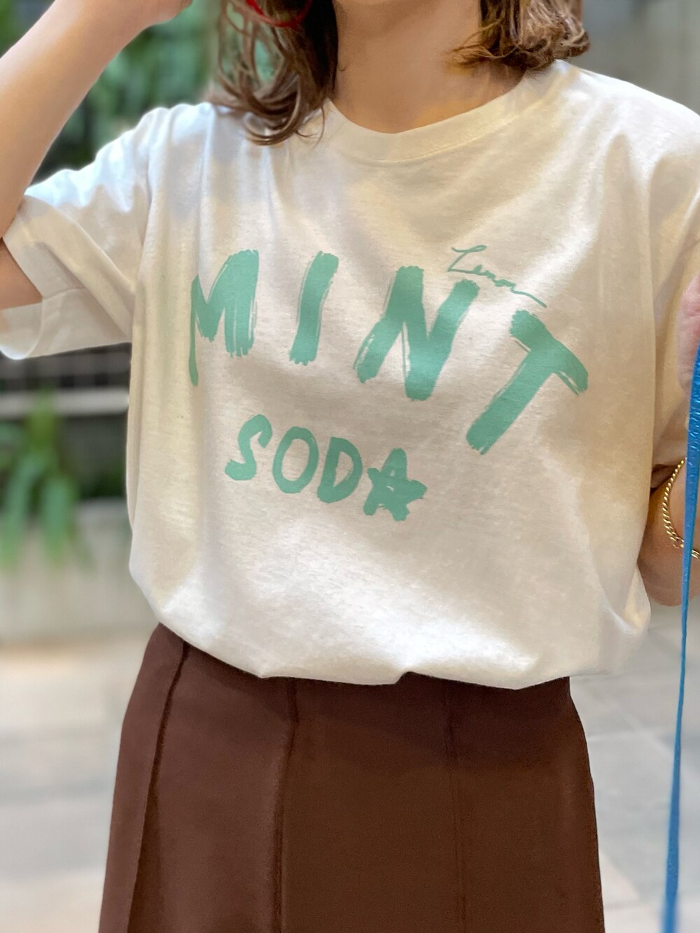 ブルー系のベスト、ベージュ系のTシャツ/カットソー、ブラウン系のその他パンツを着用したレディースの夏コーディネートの4枚目の写真