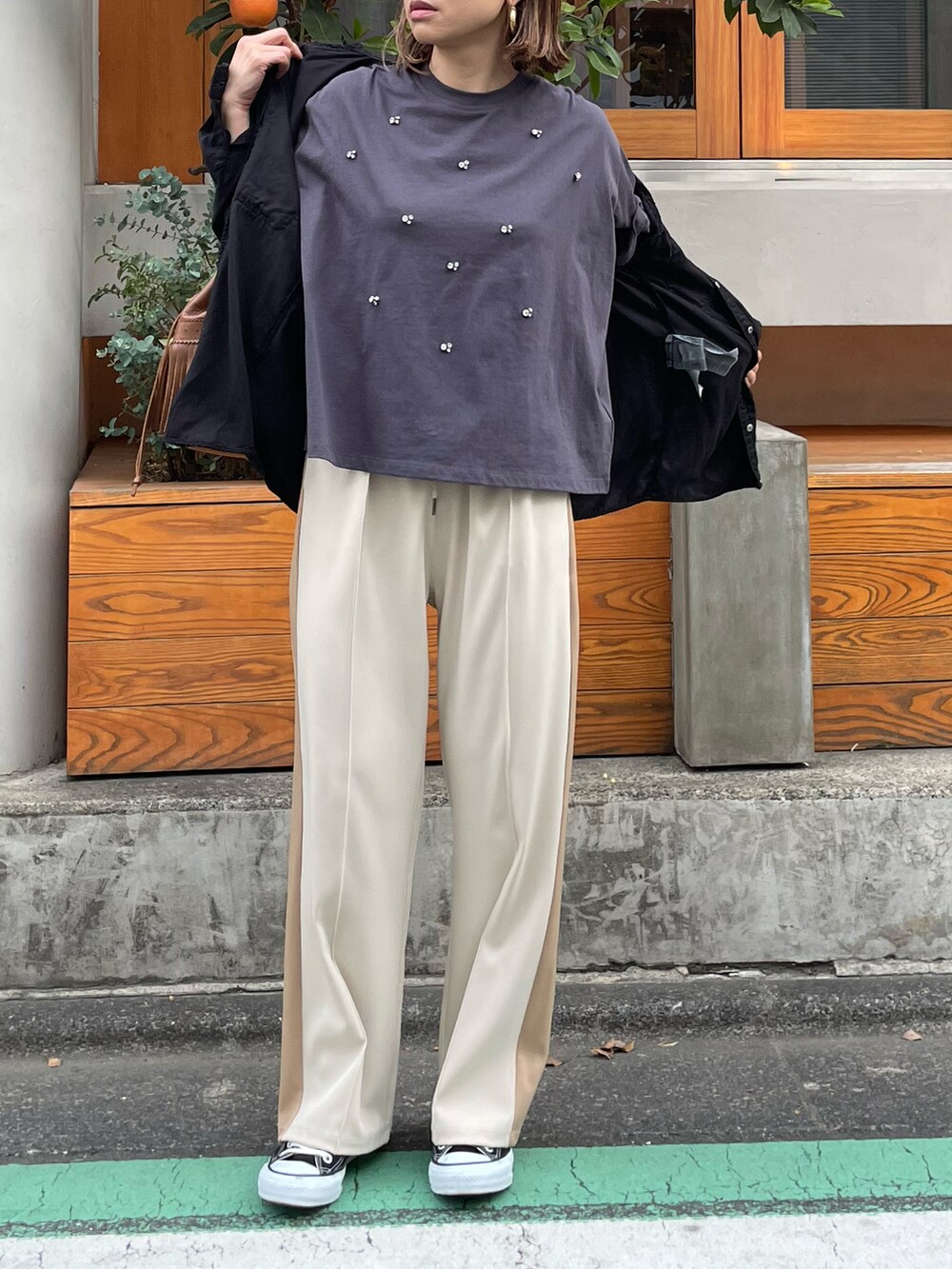 ブラック系のTシャツ/カットソー、ホワイト系のその他パンツ、ブラック系のシャツ/ブラウスを着用したレディースの春コーディネートの4枚目の写真