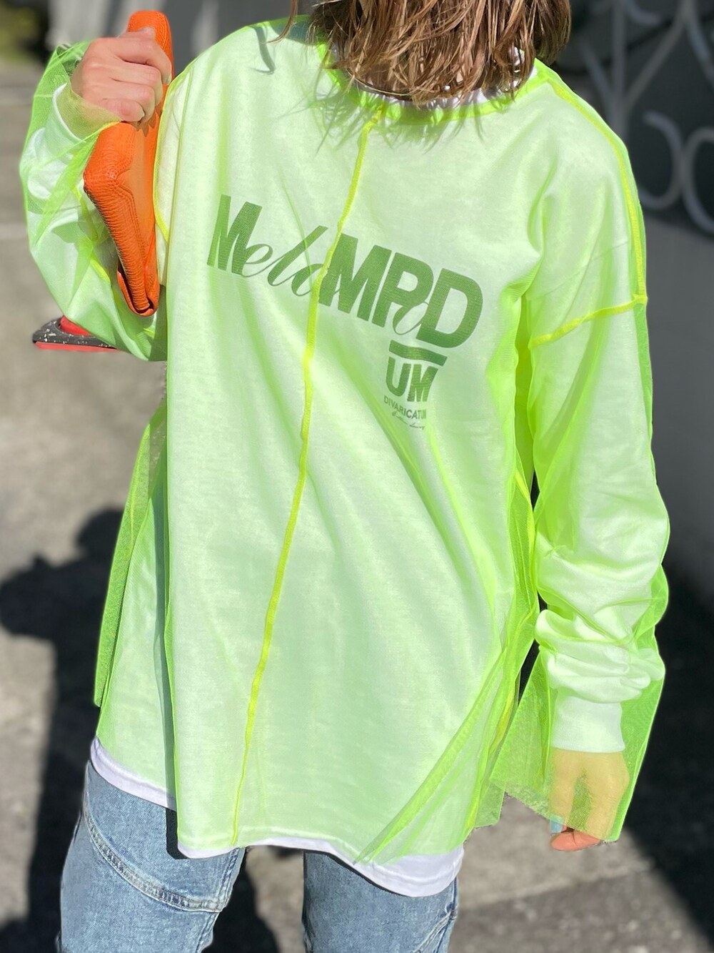 「レイヤードスタイル、春のおしゃ見えテクニック、休日スタイル、ロンT、ロゴT、春服、春服みてみて、春色、mivialoca、デニムコーデ、ネオンカラー、シアートップス、プチプラ、春コーデ、ストリート」｜「mi via locaのシアー配色ステッチチュールトップス（Tシャツ/カットソー、グリーン系）」を使った、cocoさん（レディース・154cm）の春コーディネートの3枚目の写真