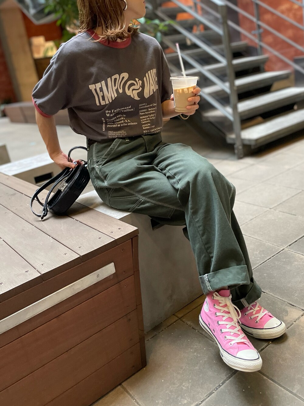 ブラック系のTシャツ/カットソー、ピンク系のスニーカーを着用したレディースの夏コーディネートの2枚目の写真