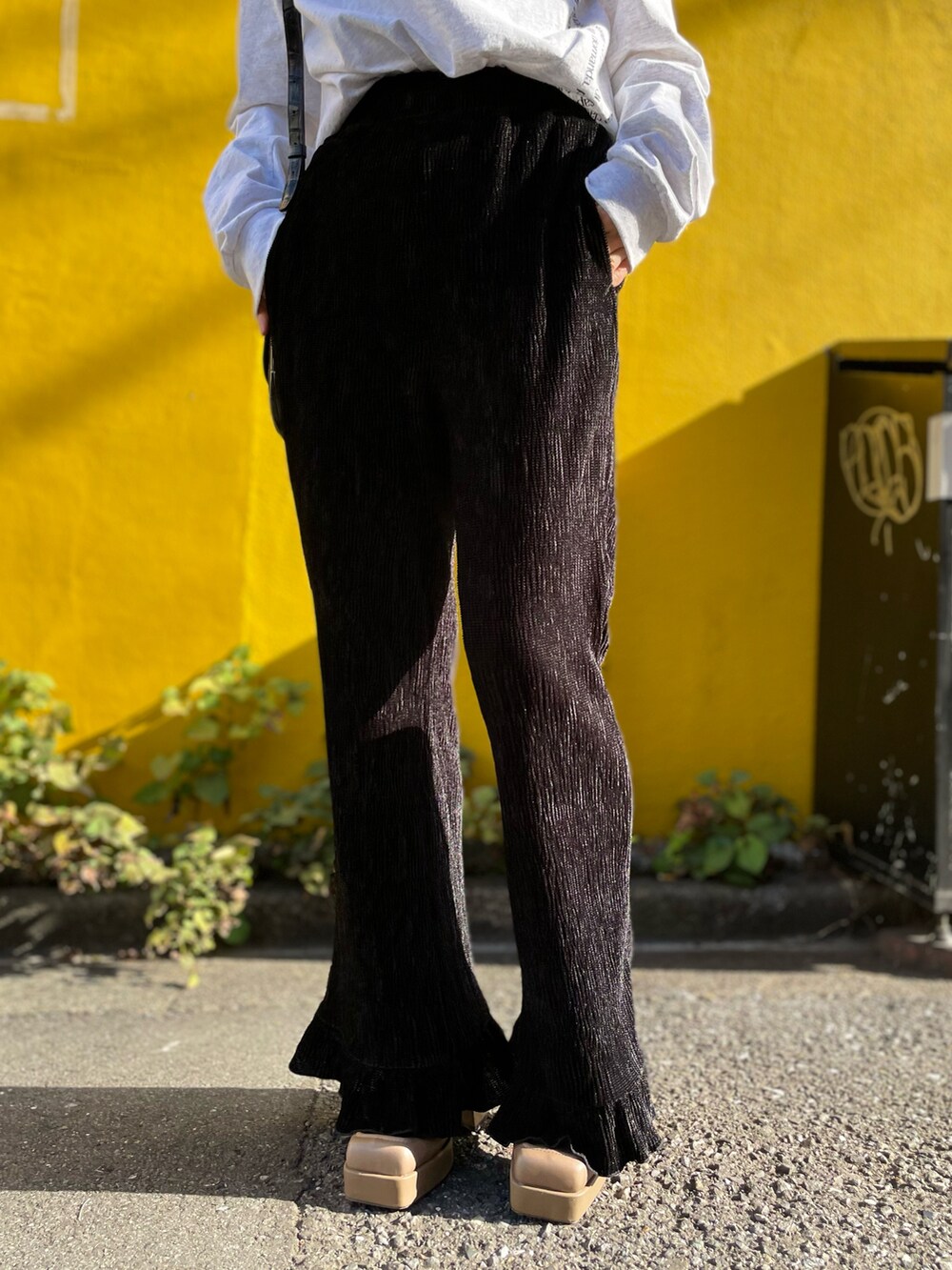 ブルー系のベスト、ベージュ系のTシャツ/カットソー、ブラック系のその他パンツを着用したレディースの秋コーディネートの4枚目の写真