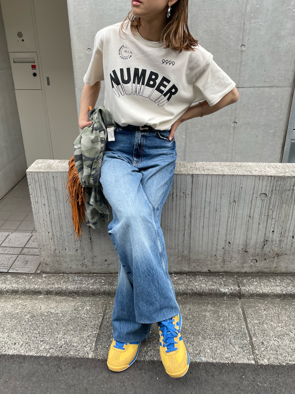 「ロゴT、Tシャツ、夏コーデ、低身長、低身長コーデ、スニーカーコーデ、カジュアル、Gildan、デニムコーデ、mivialoca、mi via loca、休日スタイル」｜「mi via locaのGILDAN ナンバーロゴ半袖Tシャツ 【PT NO. MVL027 ※2A】（Tシャツ/カットソー、ベージュ系）」を使った、cocoさん（レディース・154cm）の春コーディネートの2枚目の写真