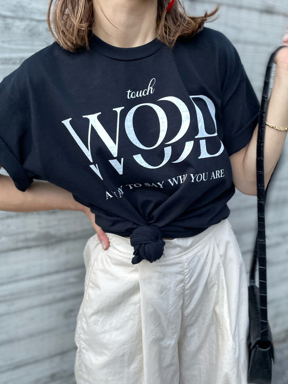 ブラック系のTシャツ/カットソー、ベージュ系のその他パンツを着用したレディースの夏コーディネートの4枚目の写真