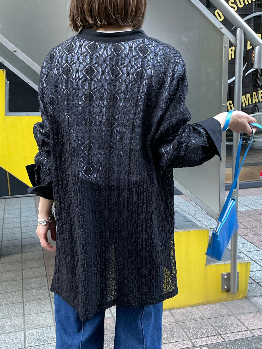 ブラック系のシャツ/ブラウス、ホワイト系のTシャツ/カットソーを着用したレディースの春コーディネートの4枚目の写真