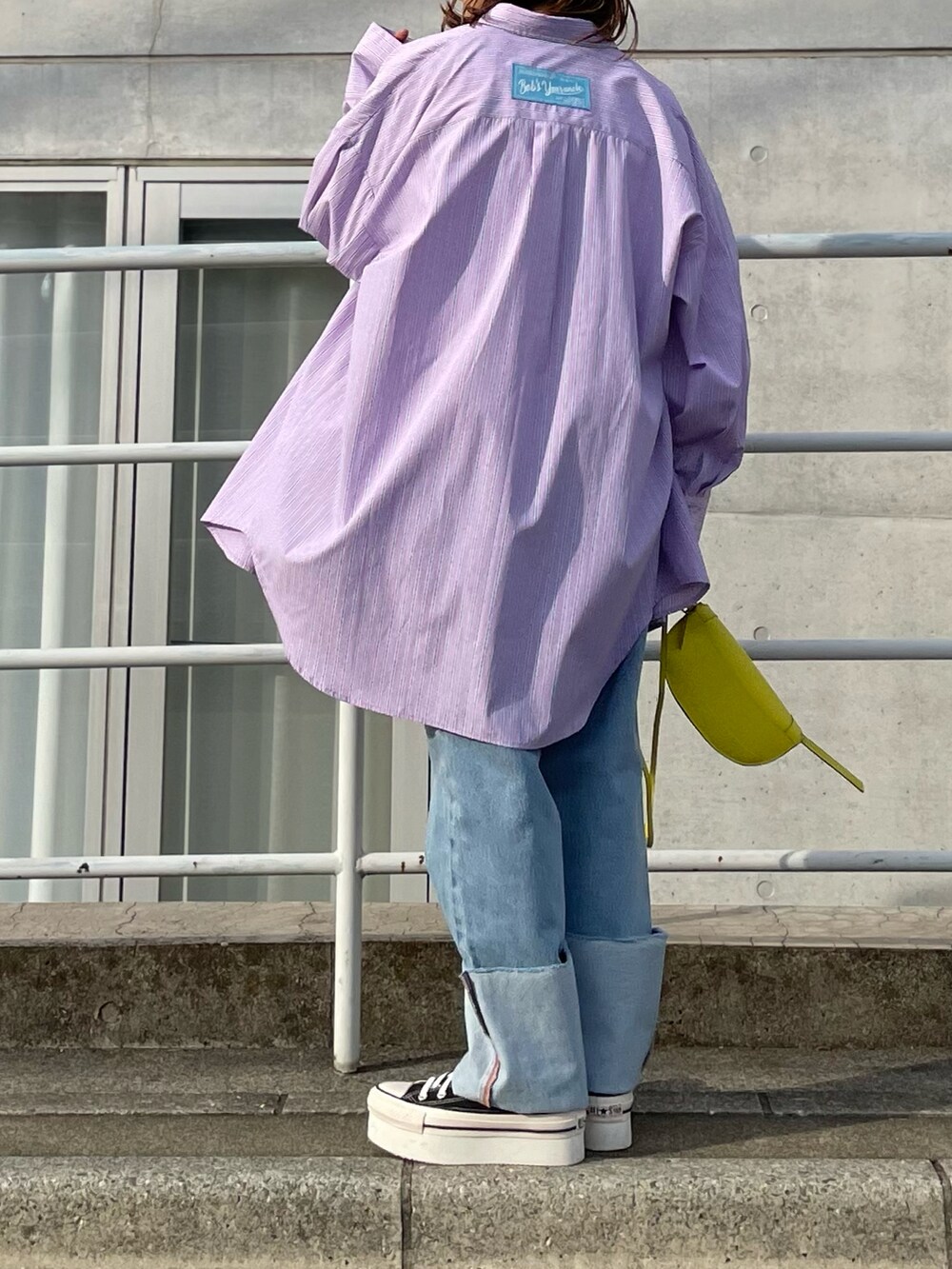 「大人カジュアル、休日スタイル、ストライプ、ビッグシルエット、シャツ、ハート、mi via loca、mivialoca、レイヤードスタイル、シャツスタイル、春色、ピンク」｜「mi via locaのストライプBIGシャツ（シャツ/ブラウス、ピンク系）」を使った、cocoさん（レディース・154cm）の春コーディネートの5枚目の写真