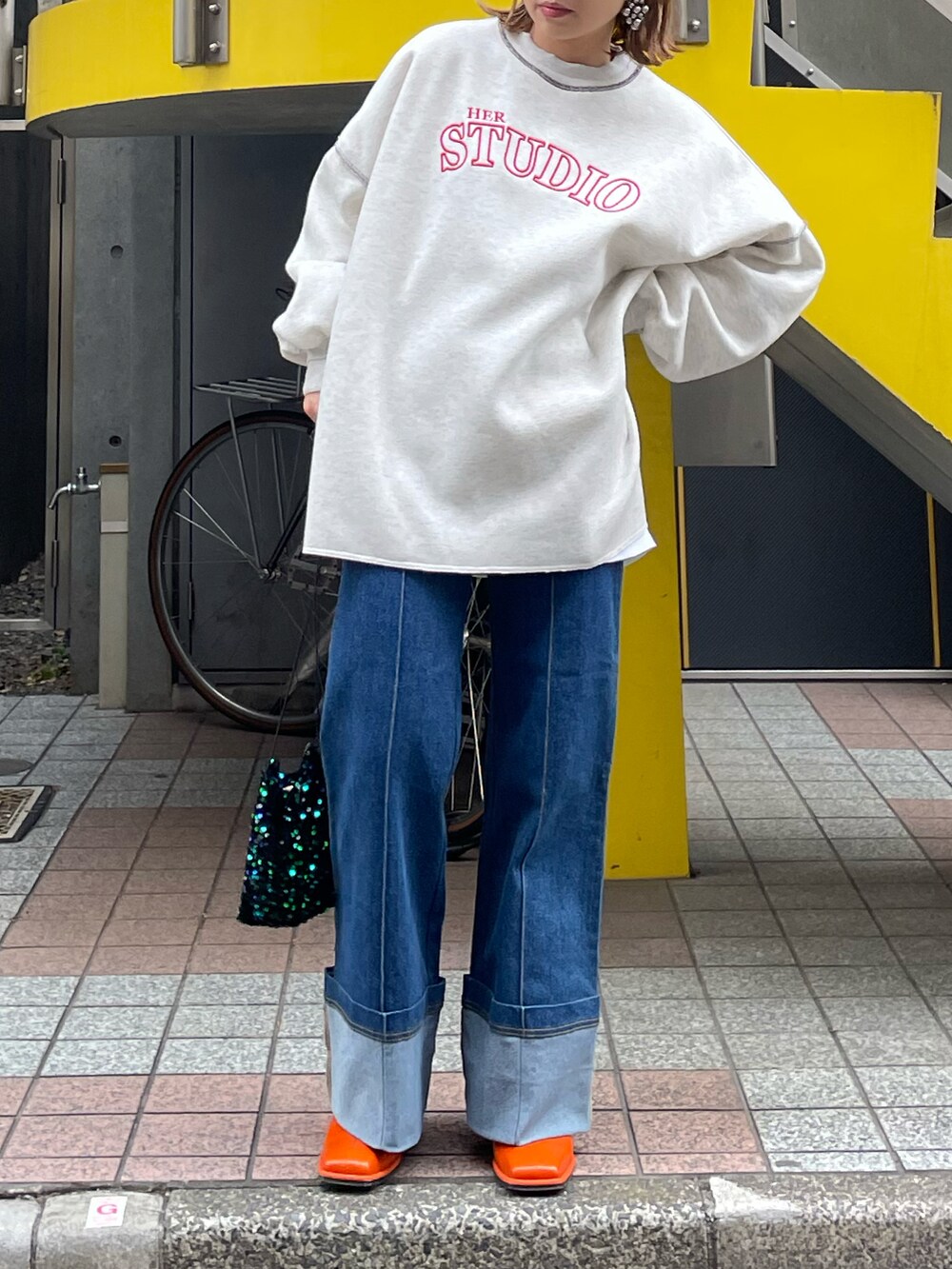 ベージュ系のスウェットを着用したレディースの冬コーディネートの2枚目の写真