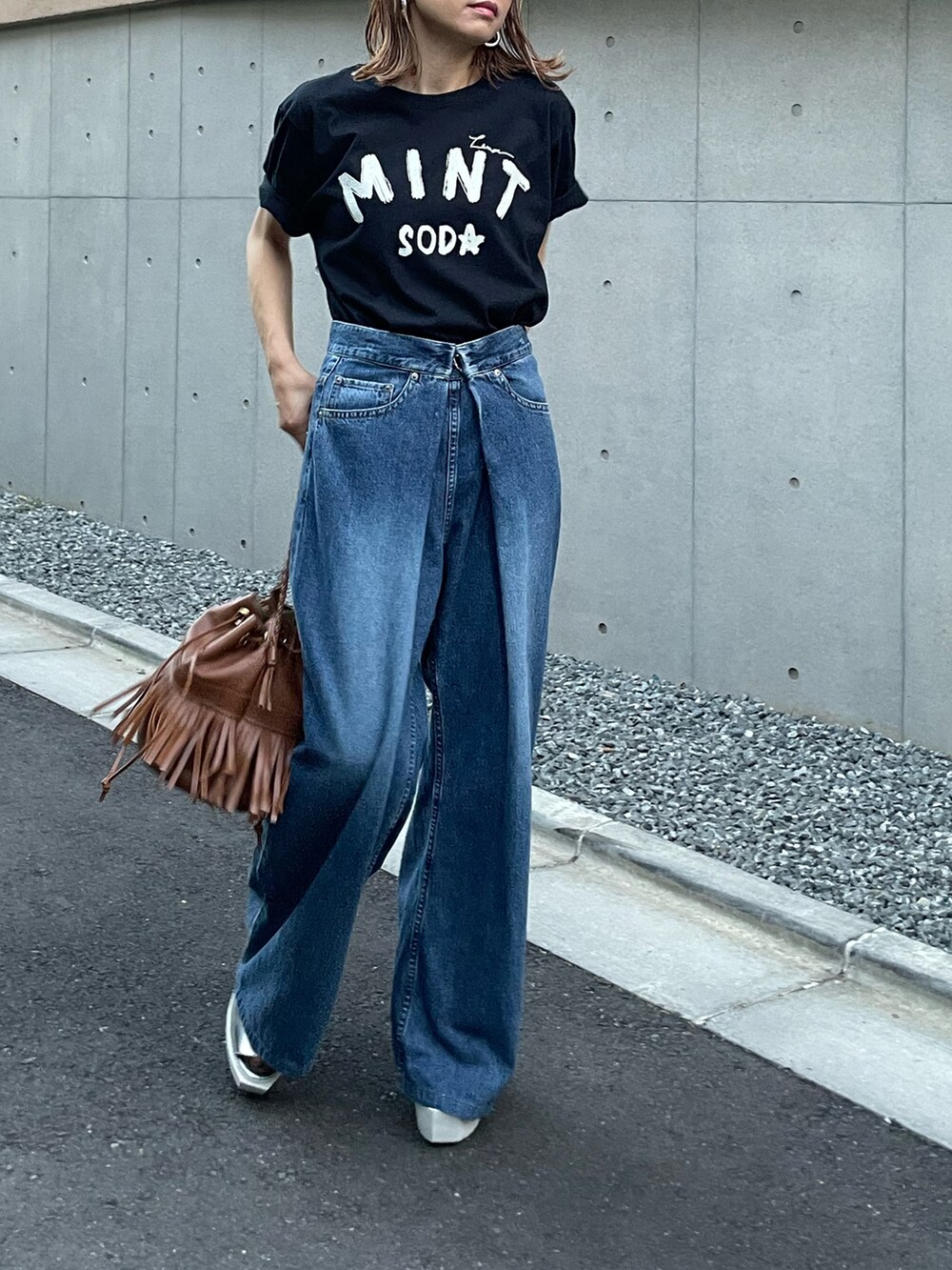 ブラック系のTシャツ/カットソーを着用したレディースの夏コーディネートの5枚目の写真