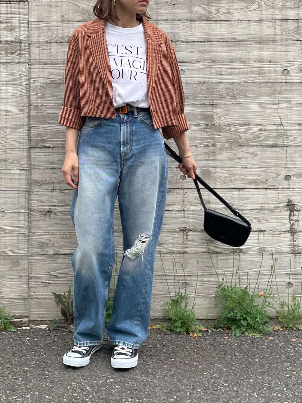 オレンジ系のテーラードジャケット、ホワイト系のTシャツ/カットソー、ブラック系のシューズを着用したレディースの春コーディネートの3枚目の写真