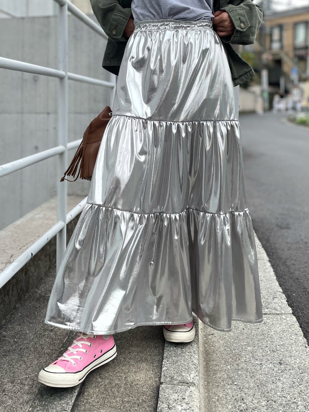 「春のNewスタイル、カジュアル、休日スタイル、ロンT、Gildan、mi via loca、mivialoca、ピンクコーデ、メタリックスカート、シルバー、大人カジュアル、スニーカーコーデ、低身長、春コーデ、韓国ファッション」｜「mi via locaのGILDAN ジャスミンロゴロンT 【PT NO. MVL005】（Tシャツ/カットソー、グレー系）」を使った、cocoさん（レディース・154cm）の春コーディネートの4枚目の写真