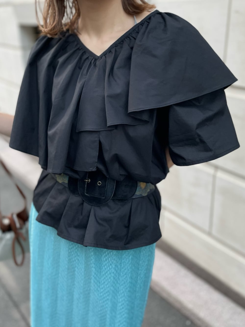 ブラック系のシャツ/ブラウス、ブルー系のスカートを着用したレディースの夏コーディネートの2枚目の写真