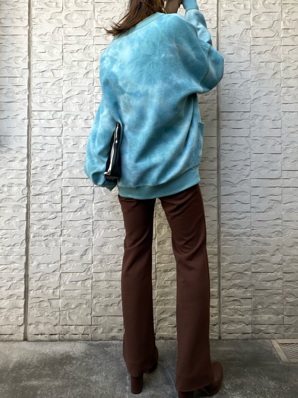 グリーン系のカーディガン/ボレロ、ブラウン系のその他パンツ、ブラウン系のタンクトップを着用したレディースの冬コーディネートの5枚目の写真