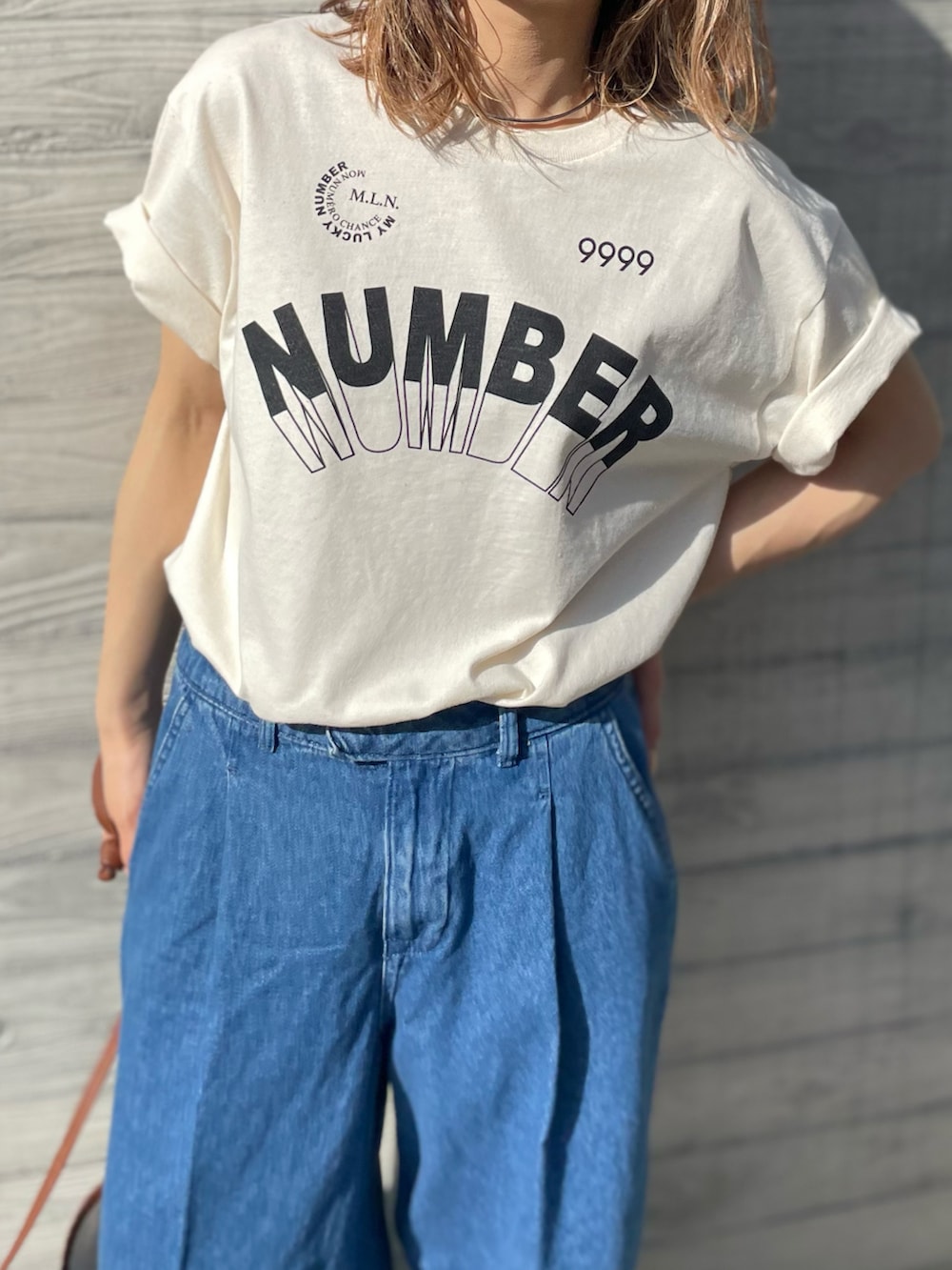 「春夏コーデ、ロゴT、大人カジュアル、シンプルコーデ、休日スタイル、デニムコーデ、mi via loca、mivialoca、夏コーデ、NIKE AIR MAX KOKO、ストリート、韓国ファッション」｜「mi via locaのGILDAN ナンバーロゴ半袖Tシャツ 【PT NO. MVL027 ※2A】（Tシャツ/カットソー、ベージュ系）」を使った、cocoさん（レディース・154cm）の春コーディネートの3枚目の写真