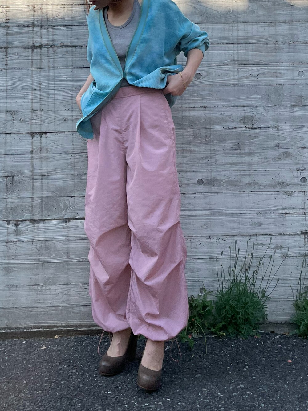 ピンク系のその他パンツ、グリーン系のカーディガン/ボレロを着用したレディースの春コーディネートの2枚目の写真