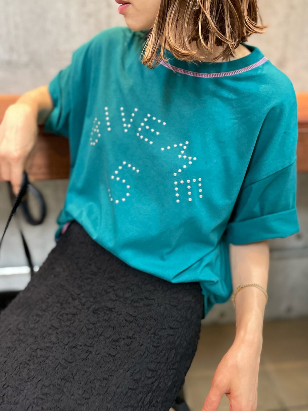 ブルー系のTシャツ/カットソー、ブラック系のスカート、ピンク系のスニーカーを着用したレディースの夏コーディネートの2枚目の写真
