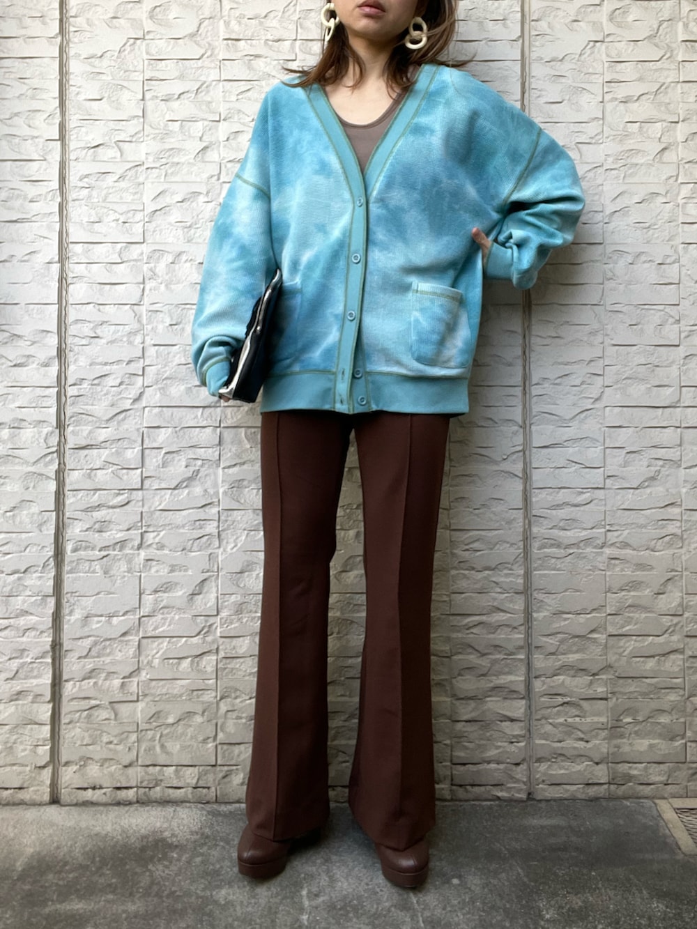 グリーン系のカーディガン/ボレロ、ブラウン系のその他パンツ、ブラウン系のタンクトップを着用したレディースの冬コーディネートの3枚目の写真