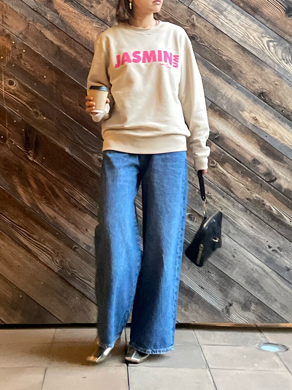 ベージュ系のスウェット、ブルー系のデニムパンツを着用したレディースの冬コーディネートの5枚目の写真