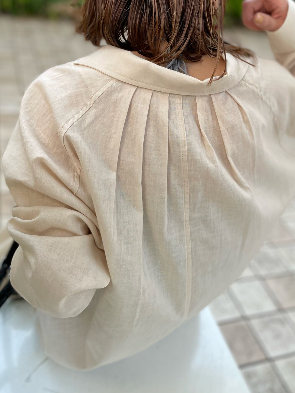 ベージュ系のシャツ/ブラウス、ブラック系のその他パンツを着用したレディースの春コーディネートの3枚目の写真