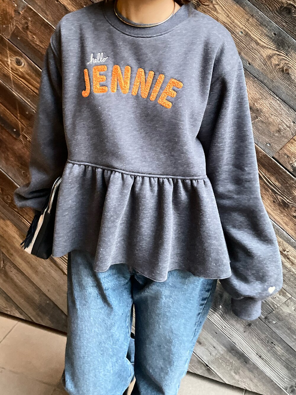 「秋コーデ、冬コーデ、スウェット、ロゴスウェット、サガラ刺繍、カジュアル、休日スタイル、デニムコーデ、ぺプラム、ぺプラムトップス、ファッションを楽しもう、mi via loca、mivialoca、厚底シューズ、秋冬コーデ」｜「mi via locaのサガラ刺繍ロゴ ボリュームスリーブ ペプラムトップス（スウェット、グレー系）」を使った、cocoさん（レディース・154cm）の秋コーディネートの3枚目の写真