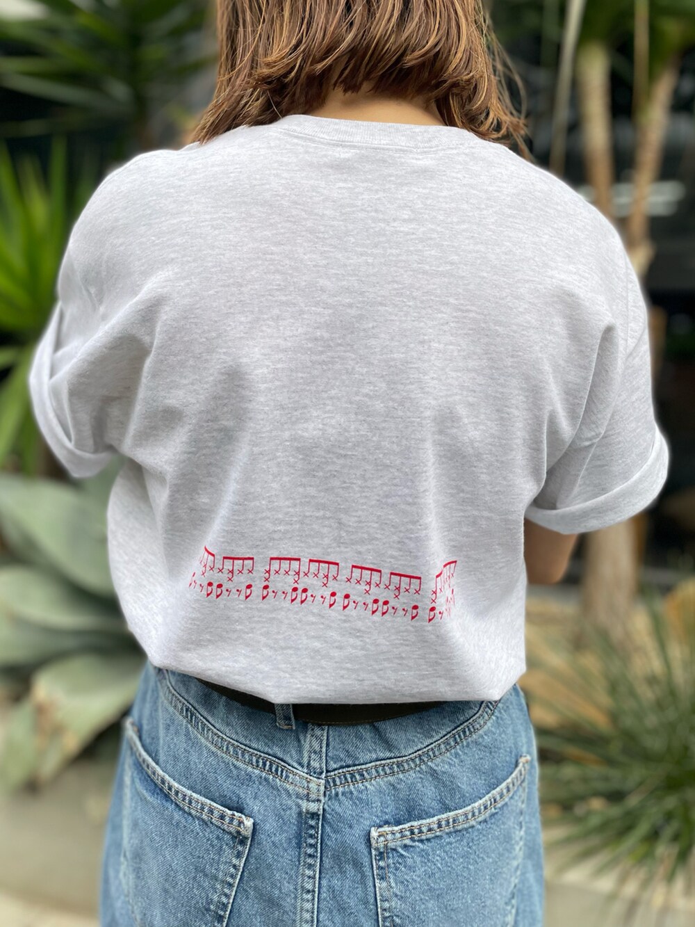 ベージュ系のTシャツ/カットソー、ブルー系のデニムスカートを着用したレディースの春コーディネートの3枚目の写真