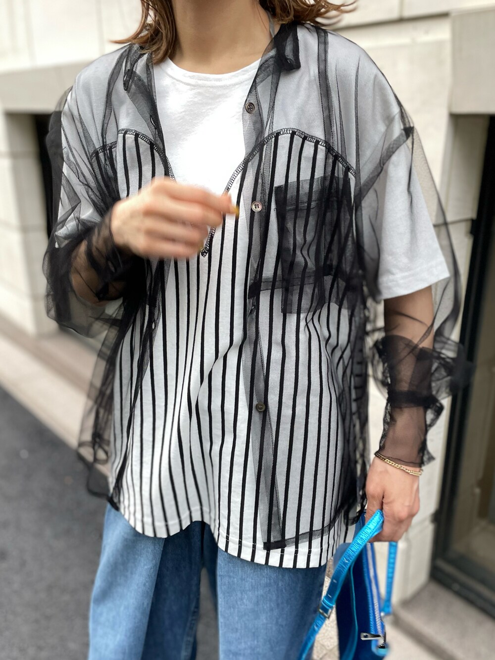 ホワイト系のTシャツ/カットソー、ブラック系のシャツ/ブラウスを着用したレディースの夏コーディネートの2枚目の写真
