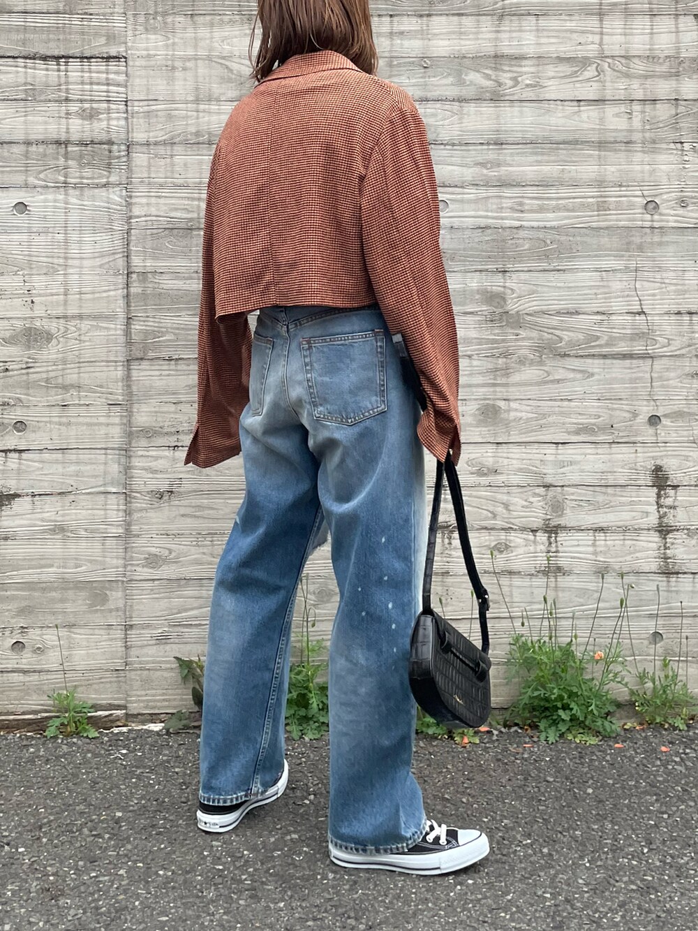 オレンジ系のテーラードジャケット、ホワイト系のTシャツ/カットソー、ブラック系のシューズを着用したレディースの春コーディネートの4枚目の写真