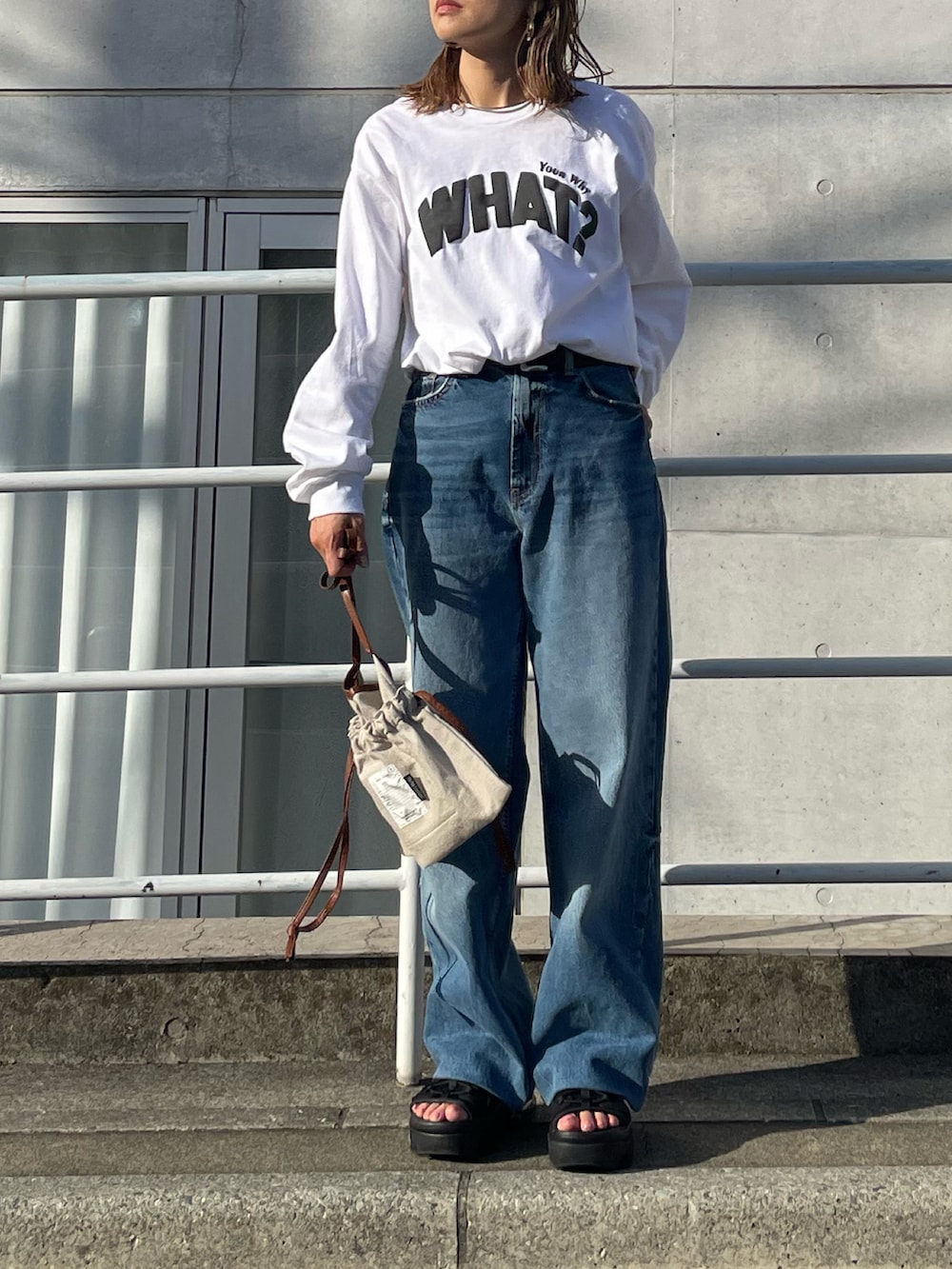 「ロンT、ロゴT、シンプルコーデ、カジュアル、休日スタイル、春夏コーデ、NIKE AIR MAX KOKO、mi via loca、mivialoca」｜「mi via locaのGILDAN 発泡プリント WHAT?ロゴロンT【PT NO. MVL036 ※2A】（Tシャツ/カットソー、ホワイト系）」を使った、cocoさん（レディース・154cm）の春コーディネートの5枚目の写真