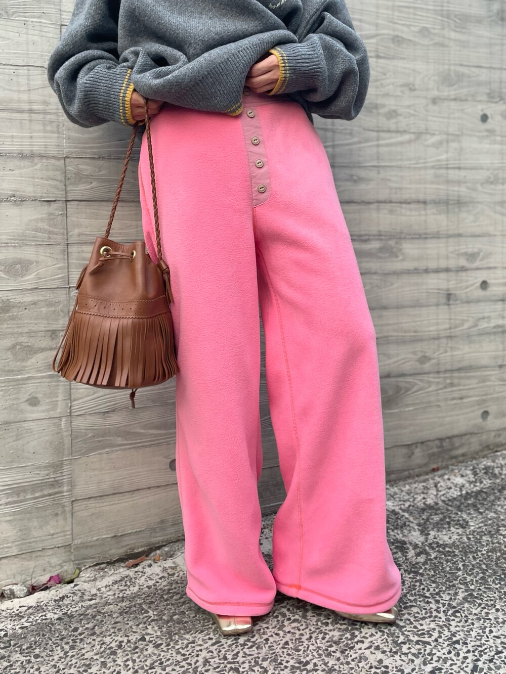 グレー系のニット/セーター、ピンク系のその他パンツを着用したレディースの冬コーディネートの3枚目の写真