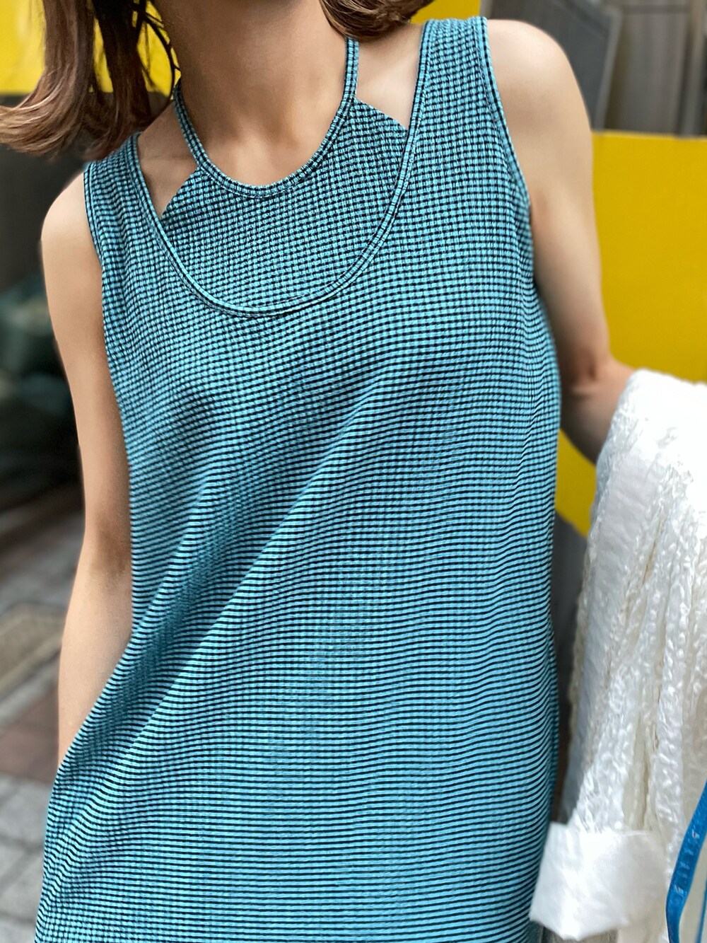 「夏コーデ、ワンピース、レイヤードスタイル、シアーシャツ、シアートップス、休日スタイル、チェック、mi via loca、mivialoca、キャミワンピ、ノースリーブ」｜「mi via locaのチェック柄シャーリング レイヤードネック ノースリワンピース（ワンピース、ブルー系）」を使った、cocoさん（レディース・154cm）の夏コーディネートの3枚目の写真