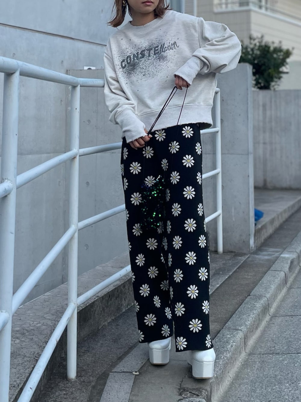 「春コーデ、春服みてみて、カジュアルコーデ、カジュアル、総柄、花柄、似合うラボに行こう、休日スタイル、ロゴスウェット、スウェット、ニット、ニットパンツ、イージーパンツ、mivialoca、mi via loca」｜「mi via locaのスウェットライク デイジー柄ジャガードパンツ（その他パンツ、ブラック系）」を使った、cocoさん（レディース・154cm）の春コーディネートの4枚目の写真