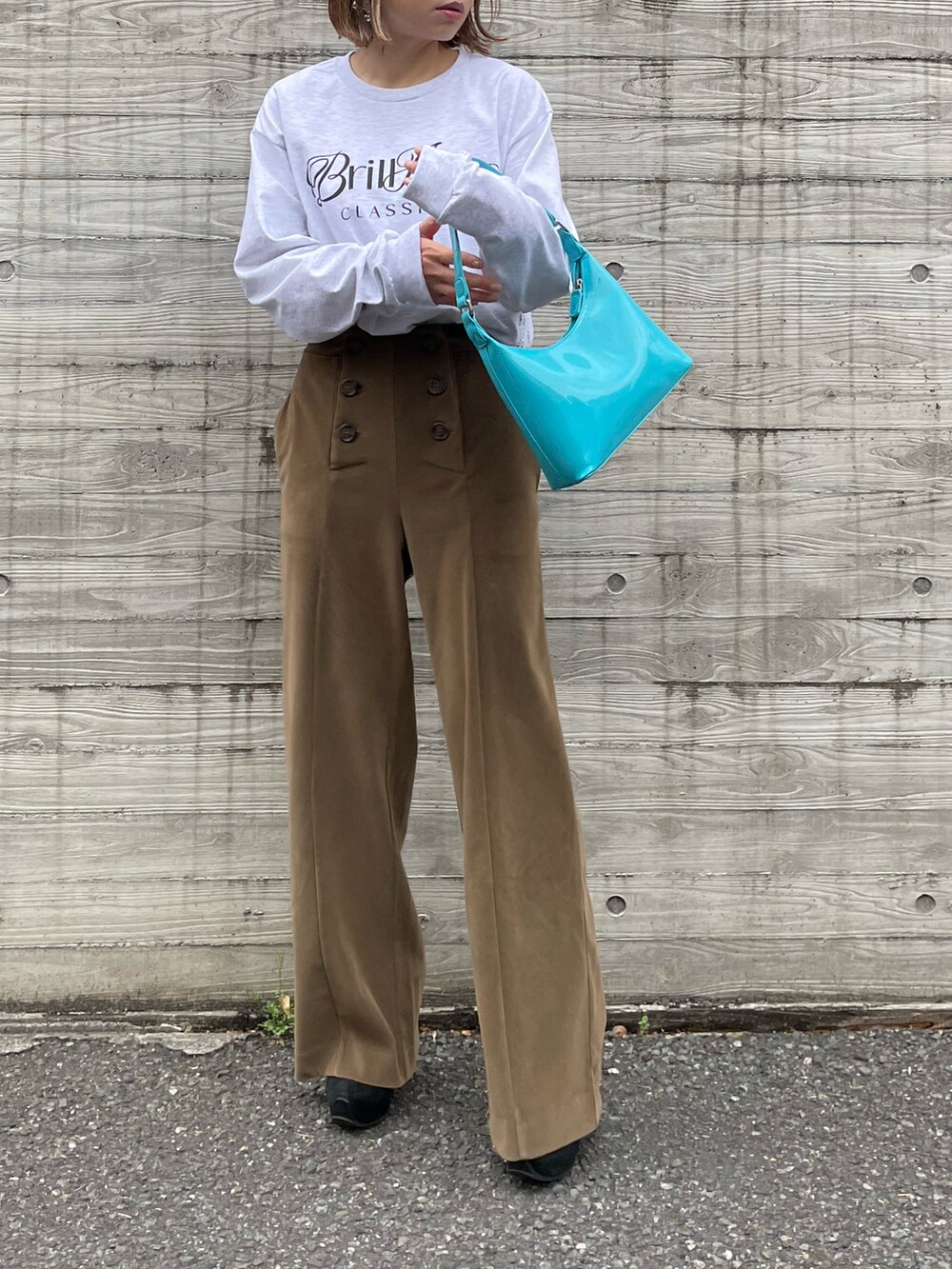 ベージュ系のTシャツ/カットソー、ブラウン系のその他パンツを着用したレディースの春コーディネートの2枚目の写真