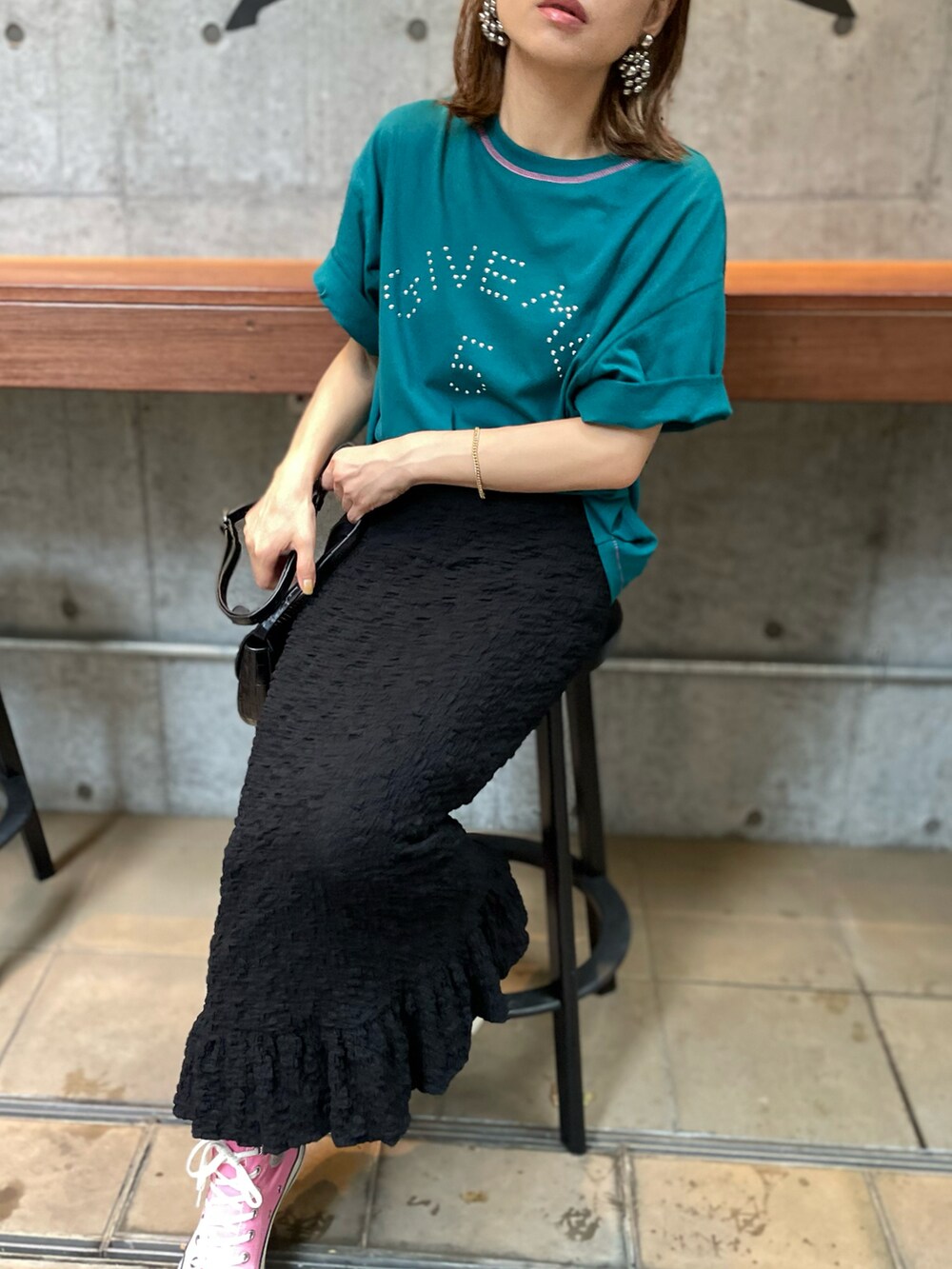 ブルー系のTシャツ/カットソー、ブラック系のスカート、ピンク系のスニーカーを着用したレディースの夏コーディネートの4枚目の写真