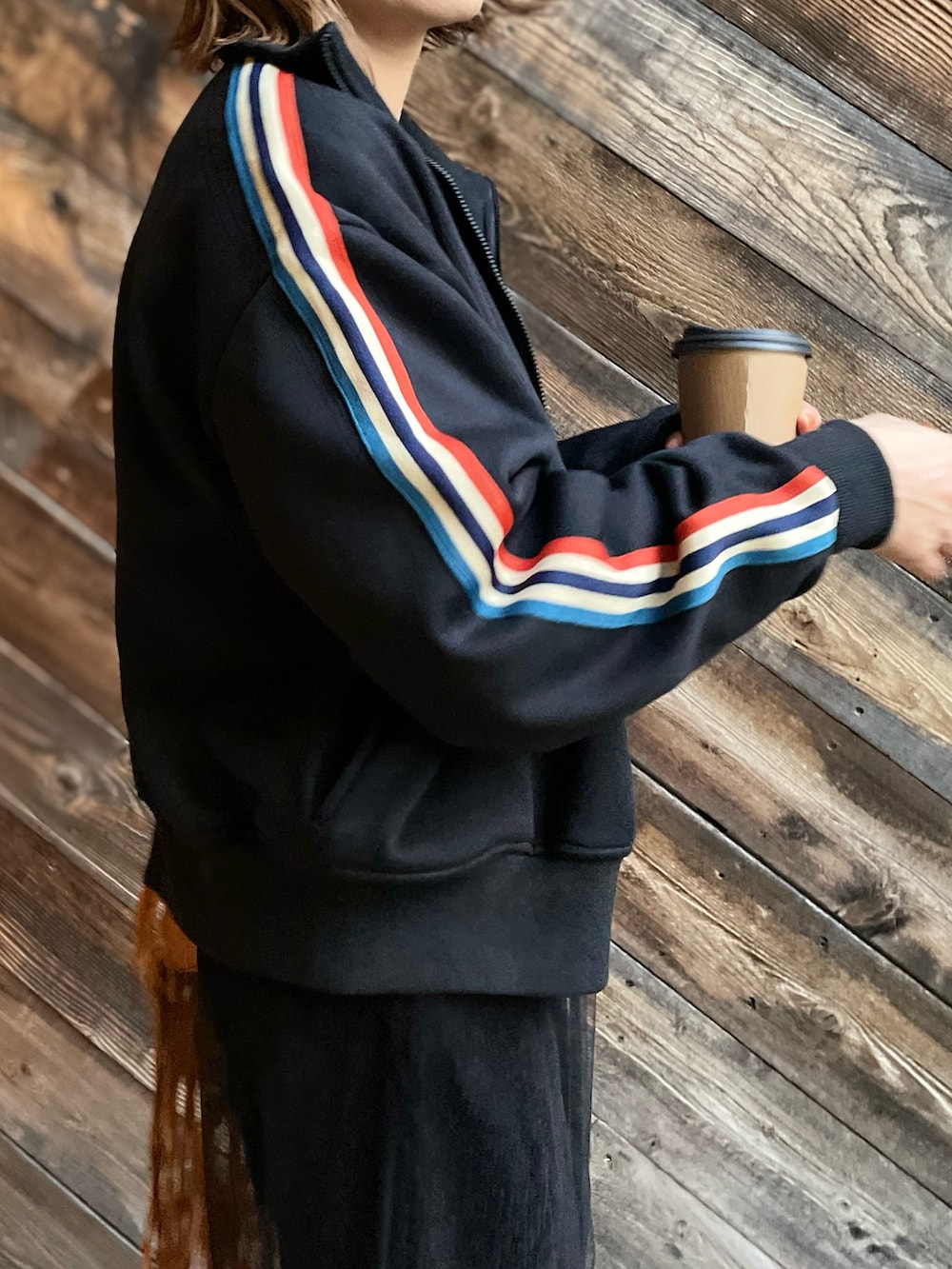 ブラック系のジャージ、ホワイト系のTシャツ/カットソー、ブラック系のワンピースを着用したレディースの秋コーディネートの3枚目の写真