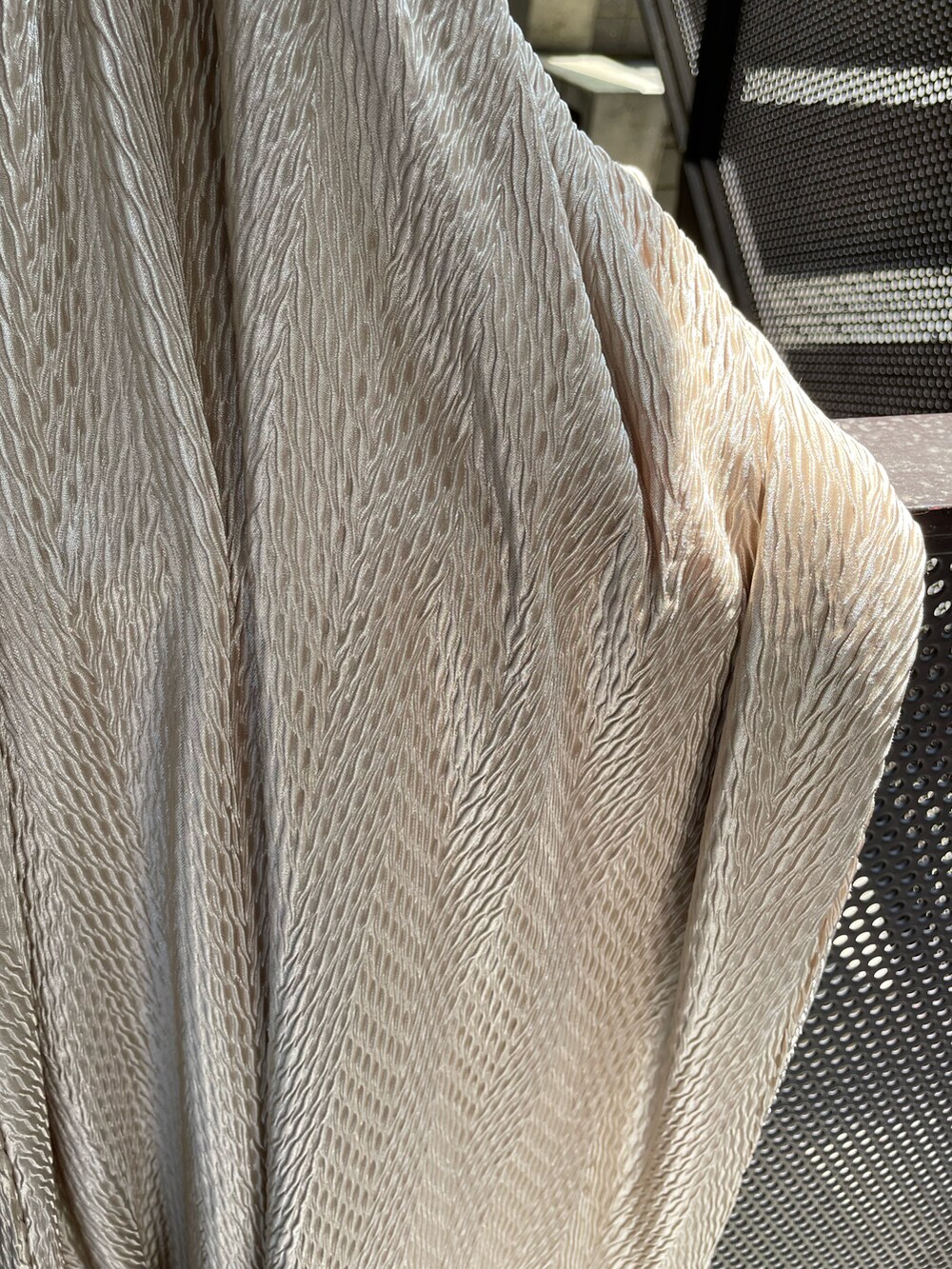 ブラック系のTシャツ/カットソー、ベージュ系のスカートを着用したレディースの夏コーディネートの5枚目の写真