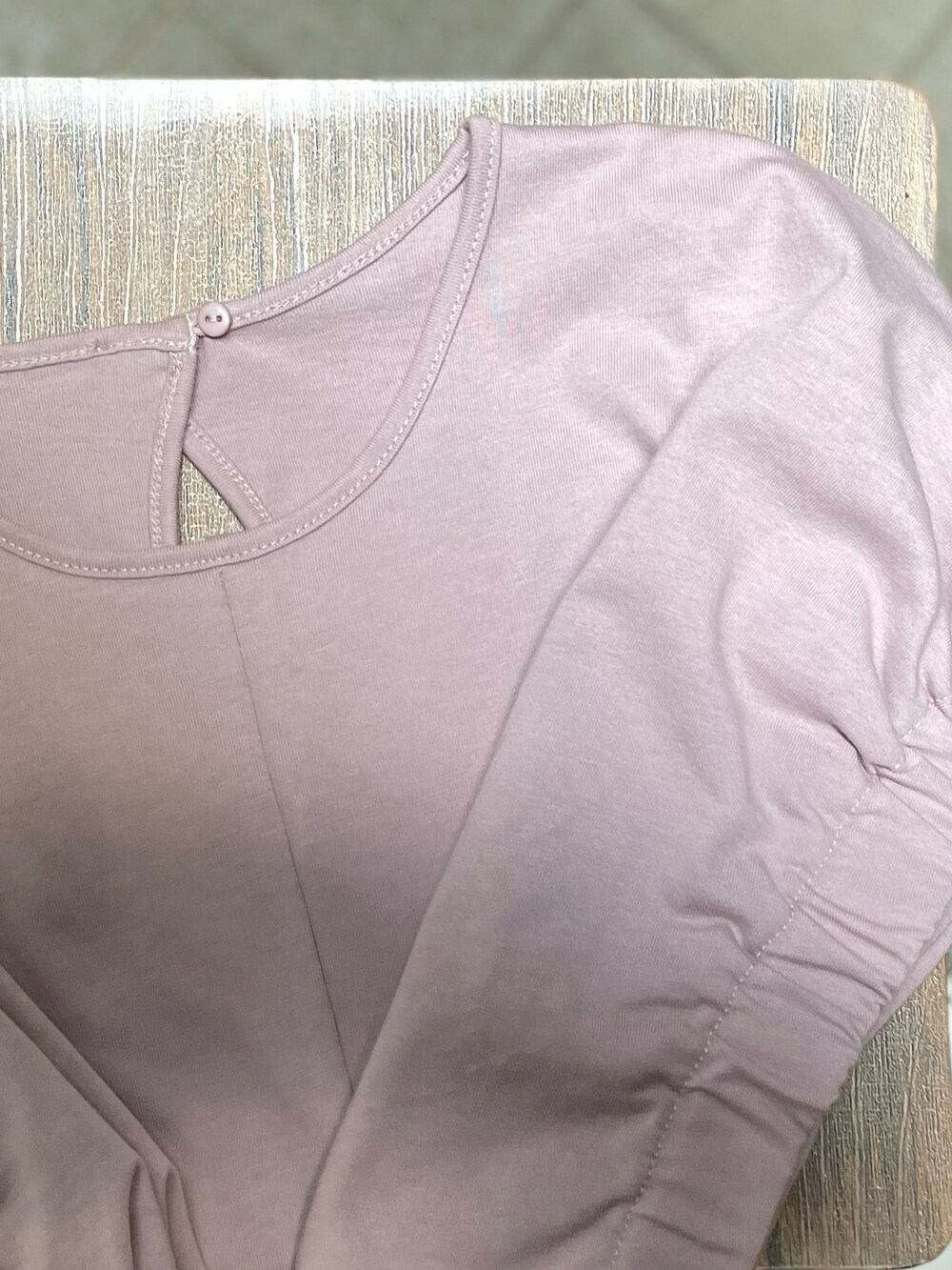 パープル系のTシャツ/カットソー、ホワイト系のサンダルを着用したレディースの夏コーディネートの5枚目の写真