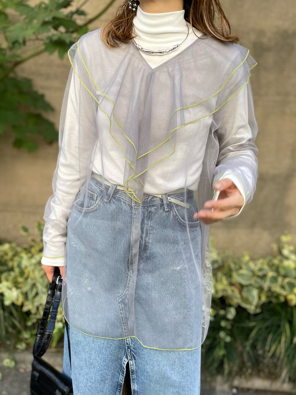 グレー系のシャツ/ブラウスを着用したレディースの秋コーディネートの3枚目の写真