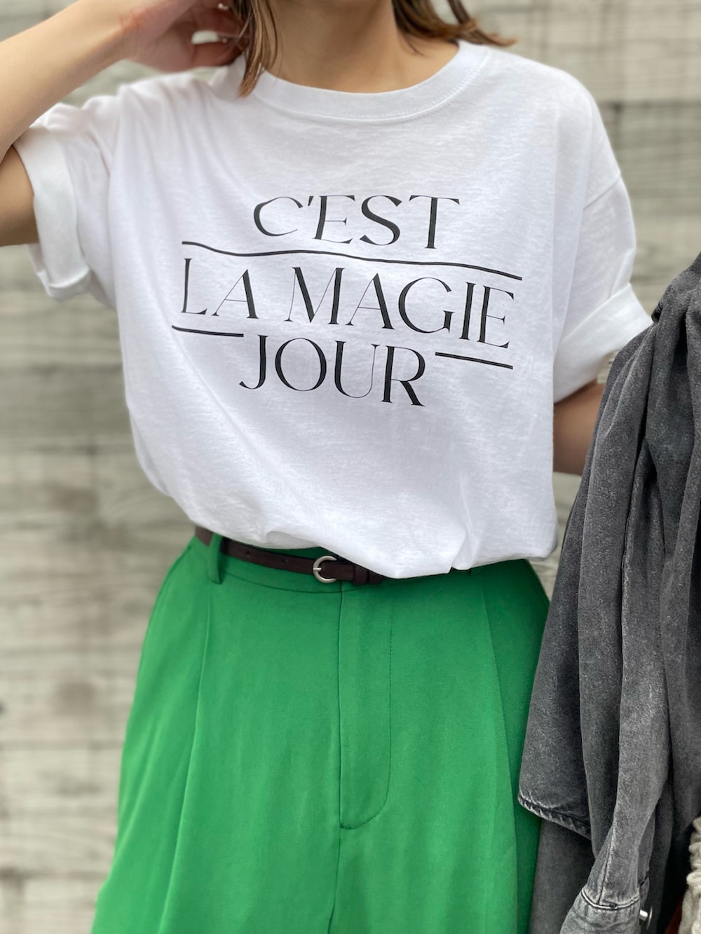 ホワイト系のTシャツ/カットソー、ブラック系のシャツ/ブラウスを着用したレディースの夏コーディネートの4枚目の写真