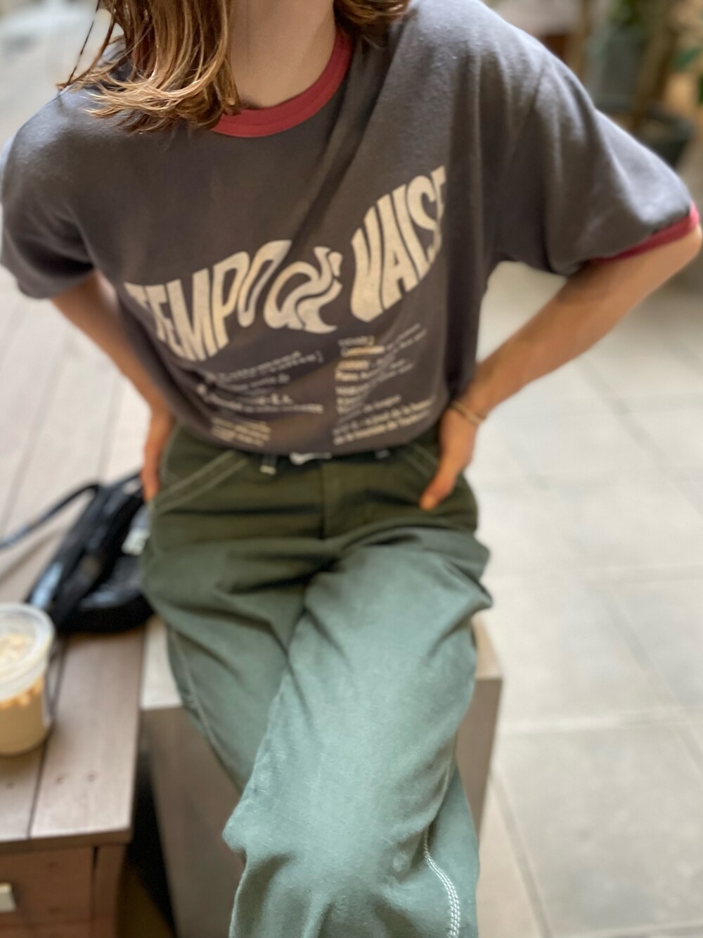 ブラック系のTシャツ/カットソー、ピンク系のスニーカーを着用したレディースの夏コーディネートの5枚目の写真