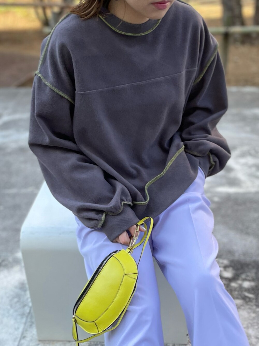 グレー系のスウェットを着用したレディースの冬コーディネートの2枚目の写真