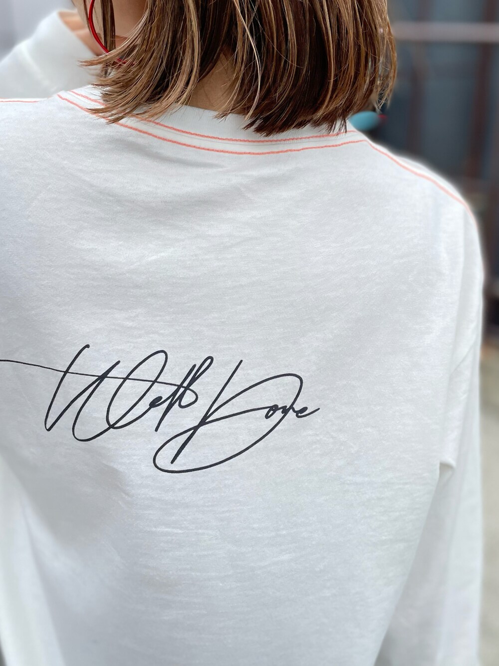 ホワイト系のTシャツ/カットソー、グリーン系のスニーカーを着用したレディースの春コーディネートの3枚目の写真