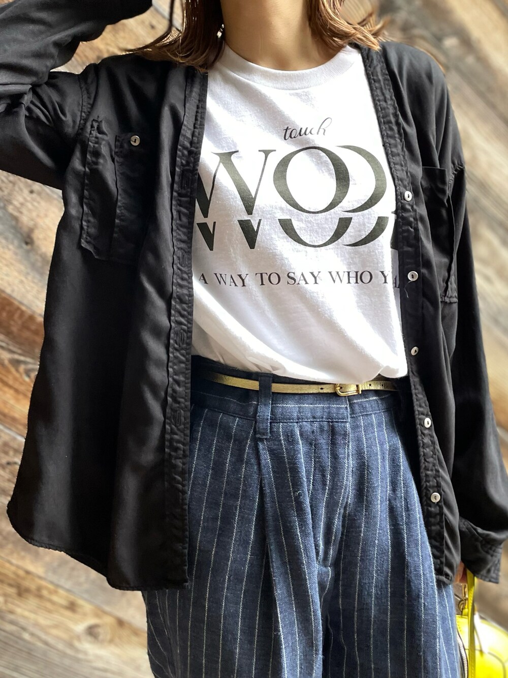 ホワイト系のTシャツ/カットソー、ブラック系のシャツ/ブラウス、ブラック系のスニーカーを着用したレディースの夏コーディネートの2枚目の写真