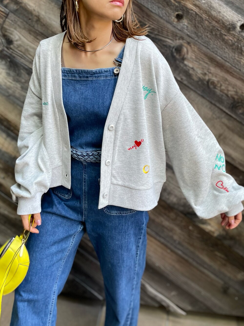 「刺繍、刺繍カーディガン、カーディガン、カジュアル、カジュアルコーデ、休日スタイル、春コーデ、春服みてみて、スニーカーコーデ、mi via loca、mivialoca、春色、ハート、大人カジュアル」｜「mi via locaのワッフル刺繍ボリュームスリーブカーディガン（カーディガン/ボレロ、ベージュ系）」を使った、cocoさん（レディース・154cm）の春コーディネートの5枚目の写真