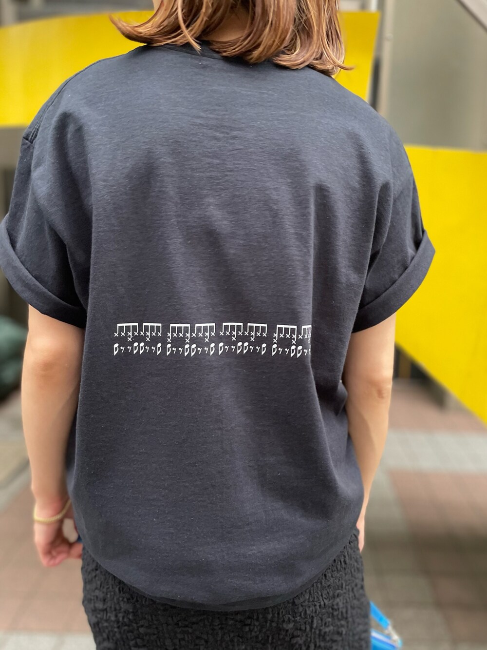 ブラック系のTシャツ/カットソー、ブラック系のスカートを着用したレディースの夏コーディネートの3枚目の写真