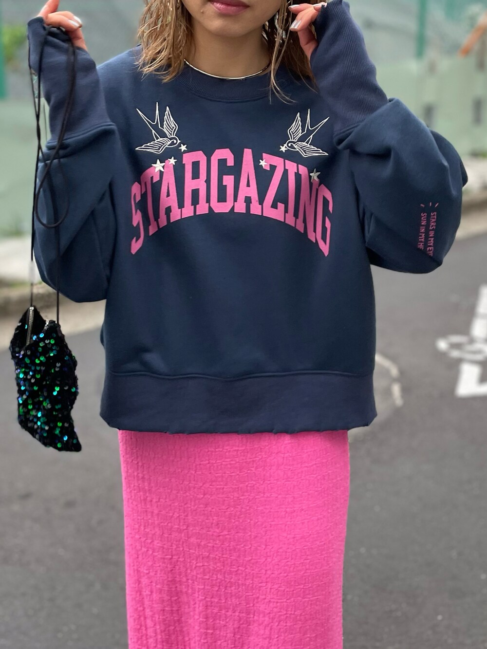 「春コーデ、春色、スウェット、春服みてみて、カジュアルコーデ、カジュアル、休日スタイル、mivialoca、mi via loca、ロゴスウェット、スニーカーコーデ、ピンクコーデ」｜「mi via locaのVintageライク ダメージ加工 刺繍×ロゴプリント裏毛スウェット（スウェット、ブルー系）」を使った、cocoさん（レディース・154cm）の春コーディネートの4枚目の写真
