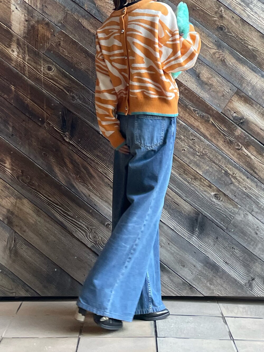 イエロー系のカーディガン/ボレロを着用したレディースの冬コーディネートの5枚目の写真