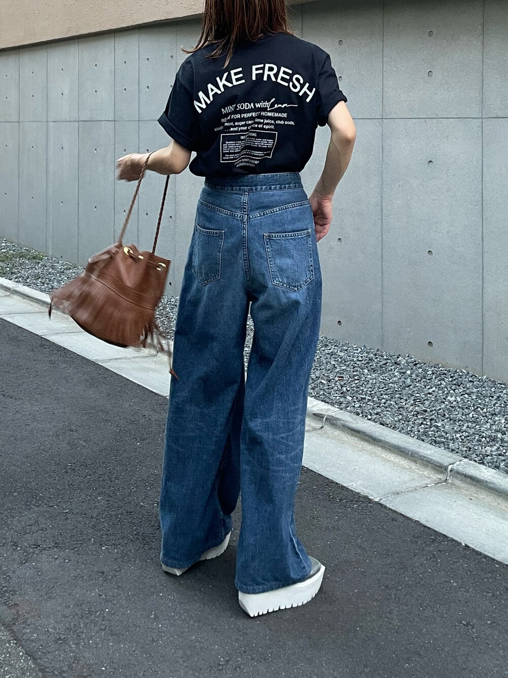 ブラック系のTシャツ/カットソーを着用したレディースの夏コーディネートの4枚目の写真